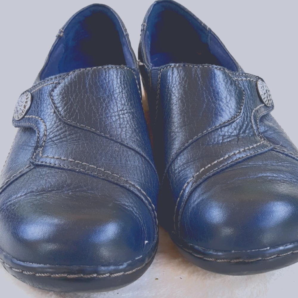 CLARK'S Navy blue slip on. Very good condition